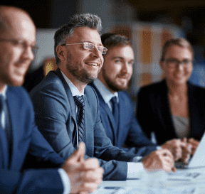 Pracovníci v oblecích na poradě v kanceláři