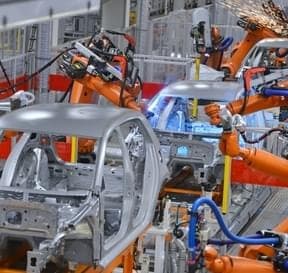 Automobily v továrně na výrobní lince