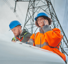 Energetičtí pracovníci pod dráty vysokého napětí