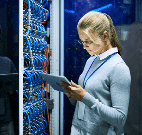 Pracovnice se dívá do tabletu u serveru