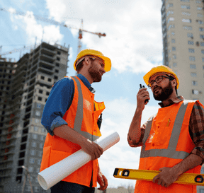 Projektant a stavbyvedoucí řeší projekt na stavbě bytového domu