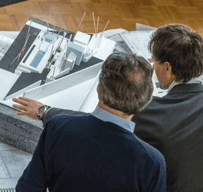 Architekt ukazuje investorovi návrh řešení