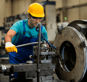 Žena pracující v továrně na PET láhve